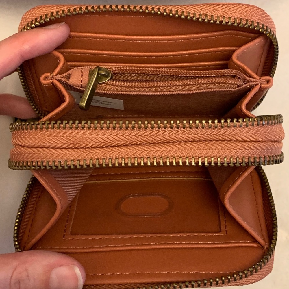 Universal Thread Embroidered Wallet - Picture 3 of 4